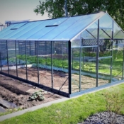 Eritellimusel KASVUHOONE, värvitud karkassiga ja klaasiga.